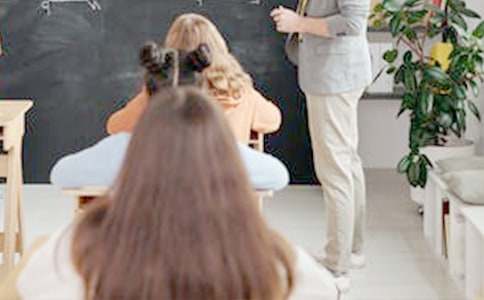 大班健康公开课教案《好玩的气球》