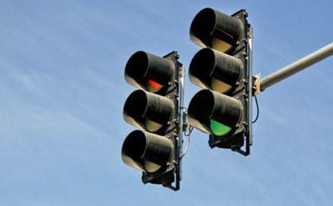 《红绿灯》小班综合活动教案