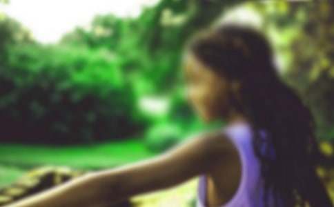 ����������һ��Ů���и�