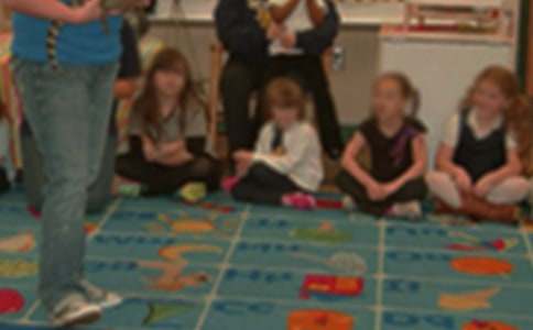 幼儿园中班诗歌欣赏:《虫和鸟》